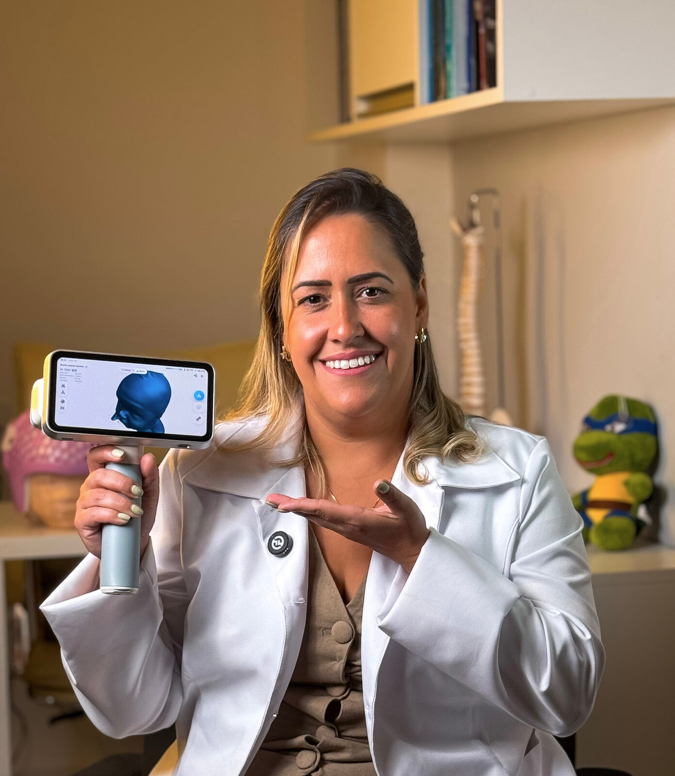 Fernanda Trindade utilizando scanner 3D para avaliação craniana