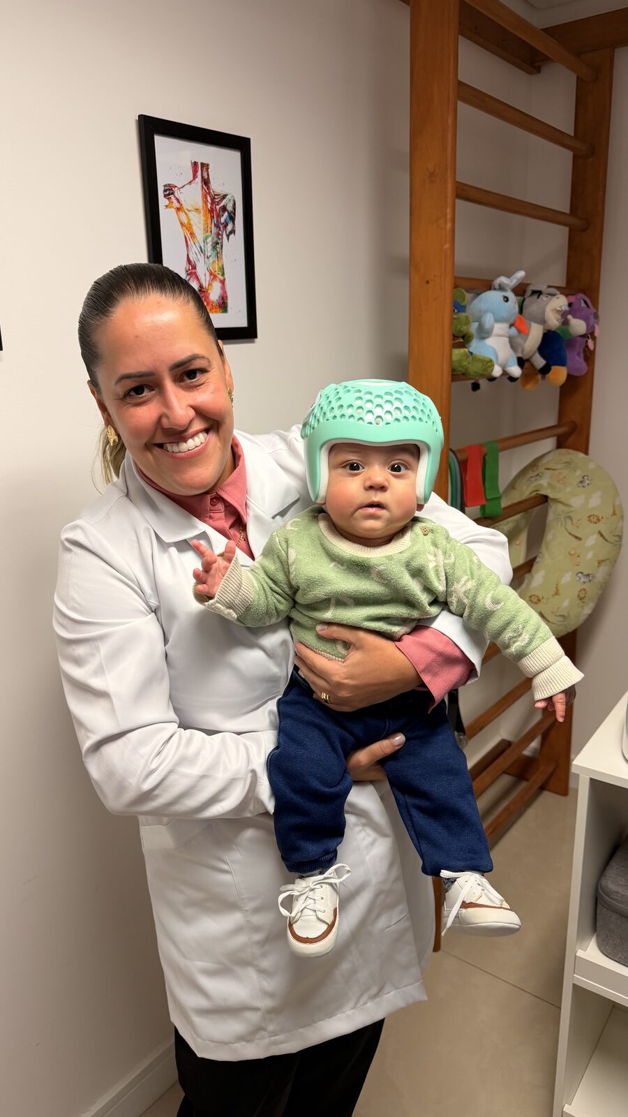 Bebê utilizando órtese craniana 3D